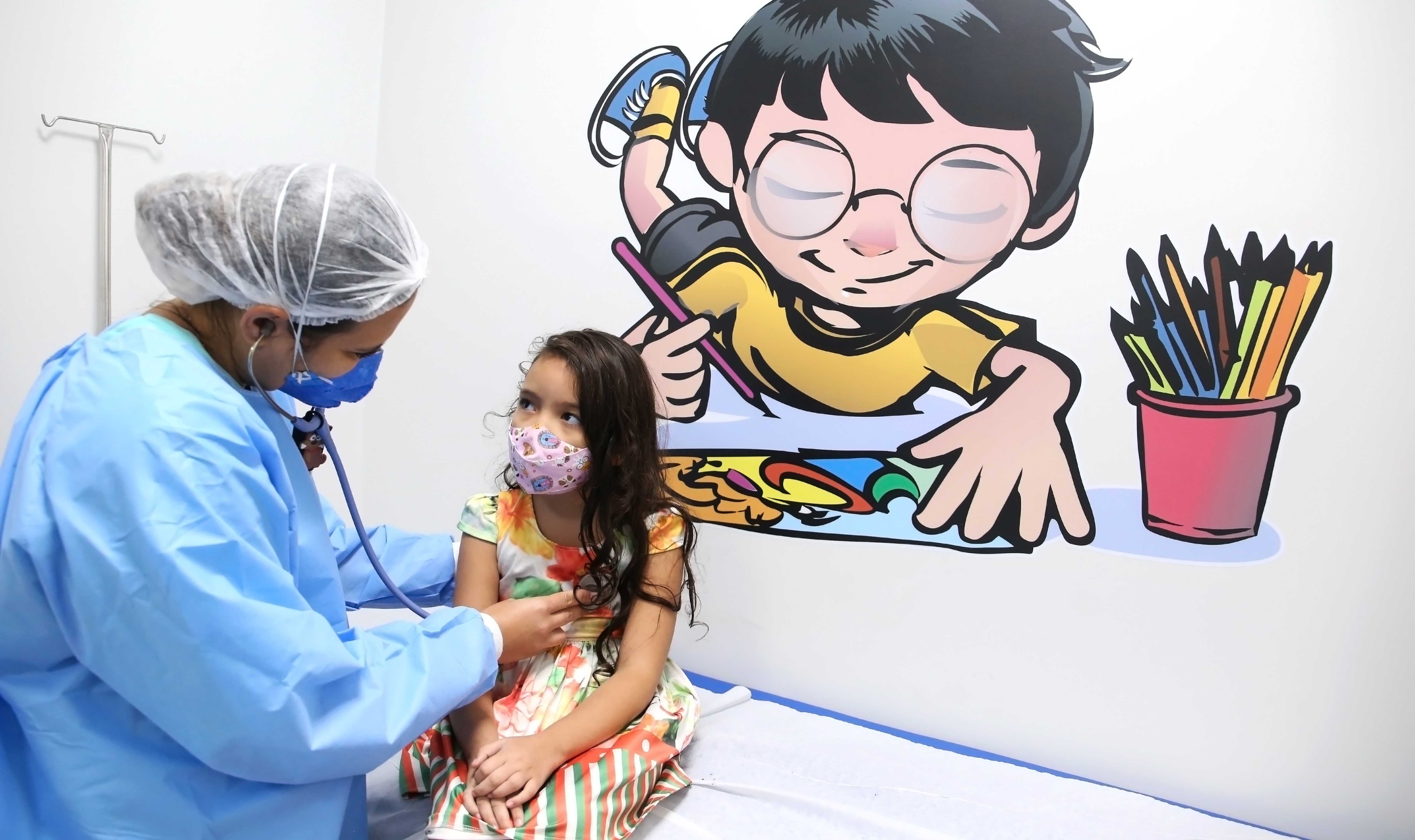 uma médica examina uma garota